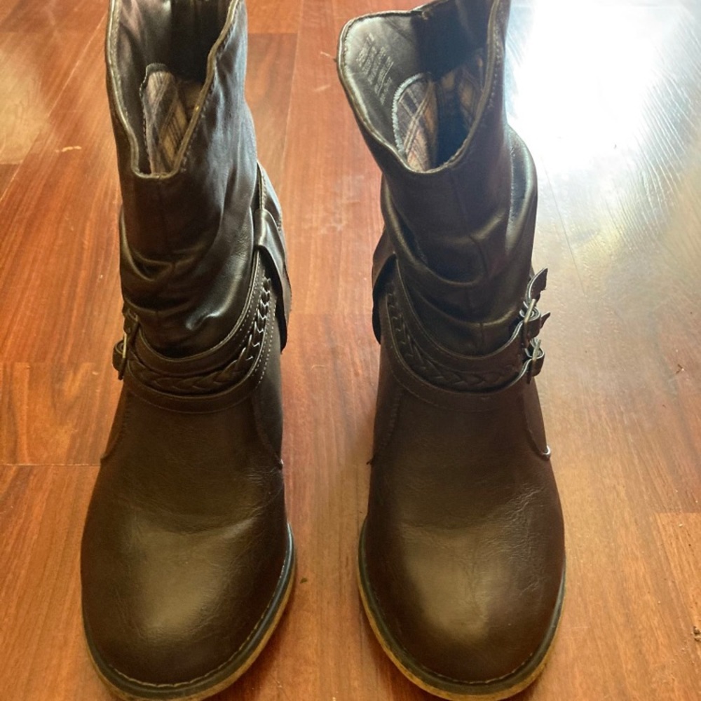 CHEROKEE low Rise Boots - Size 7